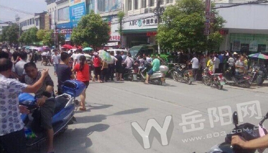 湖南银行门口枪击事件-一押款员开枪打伤青年4