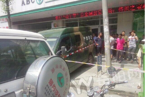 湖南银行门口枪击事件-一押款员开枪打伤青年5