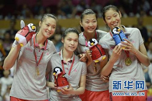 7月5日，中国队队员惠若琪（左一）、王梦洁（左二）、袁心玥（右二）、朱婷在领奖台上。当日，2015世界女排大奖赛北仑站比赛落下帷幕，中国队以3比1战胜俄罗斯队，以三战全胜的成绩夺得2015世界女排大奖赛北仑站冠军。新华社记者鞠焕宗摄 - 副本