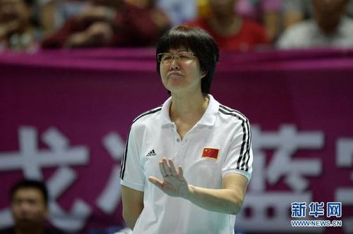 7月5日，中国队主教练郎平在比赛中指导队员。