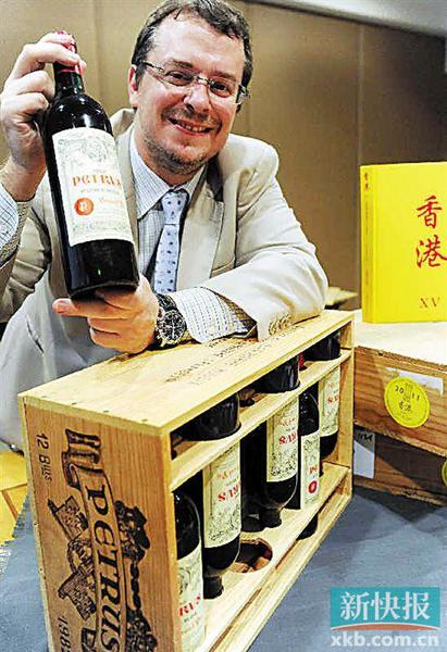 2011年香港拍卖行工作人员在某大型名酒拍卖会媒体预展上介绍6瓶2000年的柏翠宝名酿,当时估价40万至56万港元。新华社发