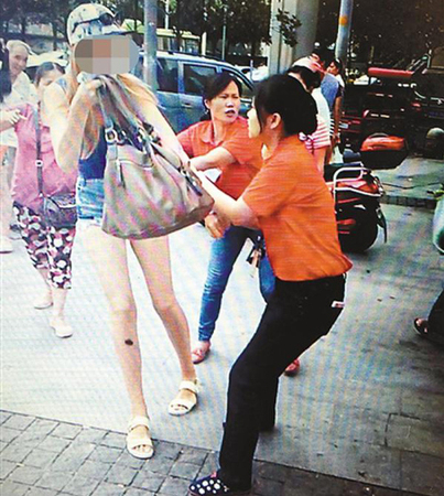 外籍模特偷衣被抓-金发美女好身材引发路人惊叹2