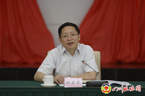 省政协副秘书长、研究室主任杜兰举主持会议。记者 张异同摄