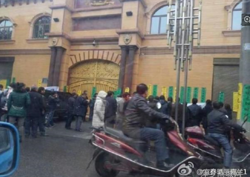 “14日中午他给我来了个电话，说他去香港了?！弊抻滤?，有员工看到他就在院子里。