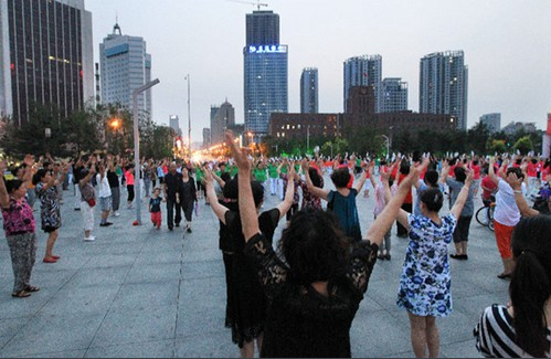 大妈跳广场舞致房价下跌-降价12万没人买5