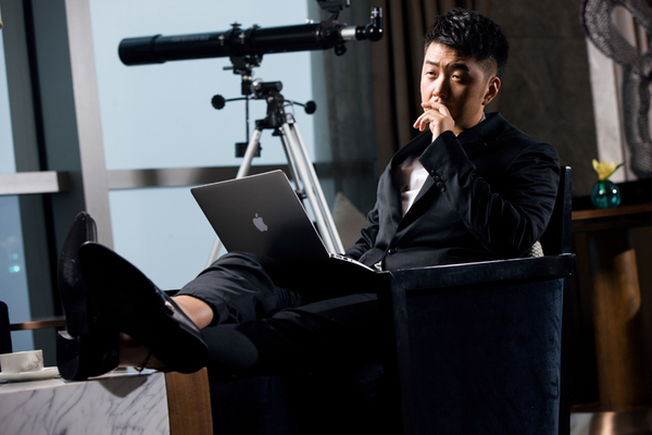 新浪娱乐讯 日前，杜海涛现身长沙，成功瘦身的他也变身超级型男，自信满满的拍摄起了写真。 西装革履、瘦了一圈的杜海涛在拍摄过程中尽显“霸道总裁”范儿