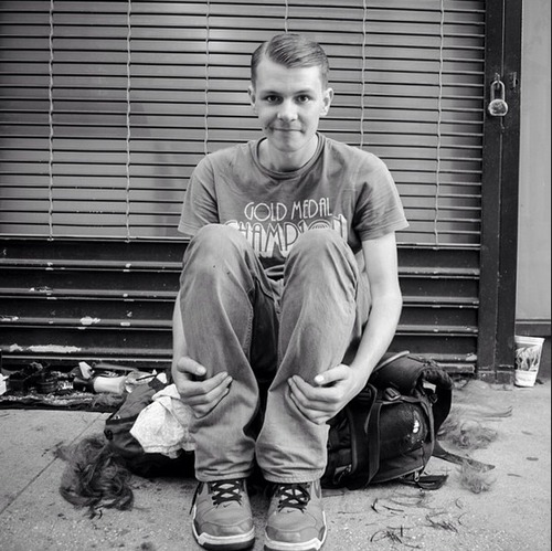 　理完发的流浪汉，还有点小羞涩。