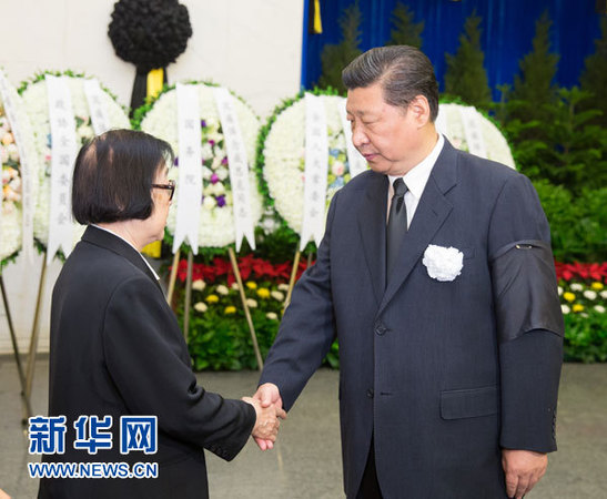 　7月20日，成思危同志遗体在北京八宝山革命公墓火化。习近平、李克强、张德江、俞正声、刘云山、王岐山、张高丽等前往八宝山送别。这是习近平与成思危亲属握手，表示深切慰问。 新华社记者 黄敬文 摄