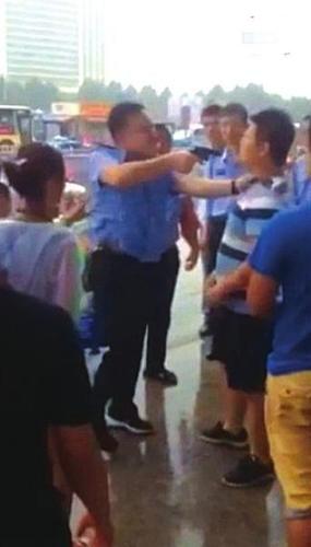 警察用枪指人头 遭到群众围攻起哄