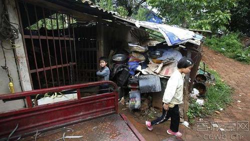 路路的家非常简陋，父母就靠收废旧品挣点收入。 春城晚报记者 周明佳 摄