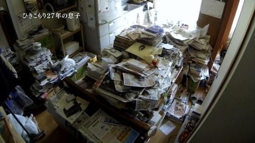 　27年来，日本第一宅男真树每天就是看电视、报纸、杂志、摆弄相机，聊天的对象仅限于如今已经69岁的母亲。