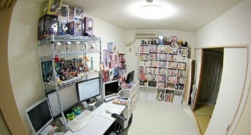 至于正版盗版的问题，中国宅男通过快播看盗版AV（当然现在得另寻他路了），日本宅男购买正版AV。中国的宅不会买正版的AV，而日本的宅也不会去下盗版的AV。