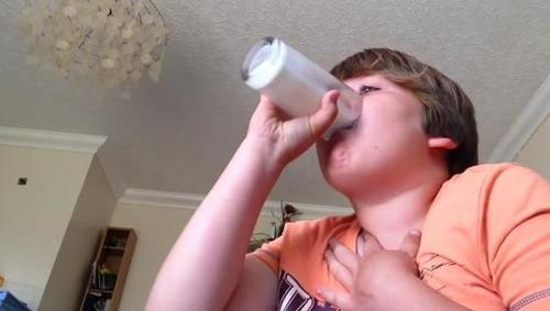 吞下辣椒后，男童被辣得呆滞，即使大口喝牛奶也无济于事。视频最后，他眼泪直流。