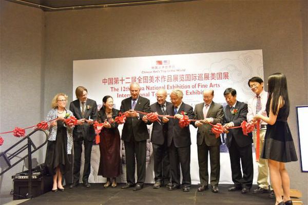 01.中美嘉宾为开幕式剪彩