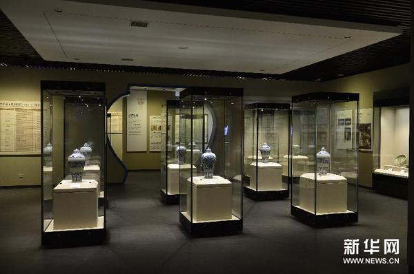 6件青花云龙、缠枝牡丹纹带盖梅瓶