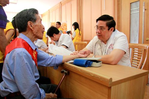 温建民（右）委员为老兵看诊