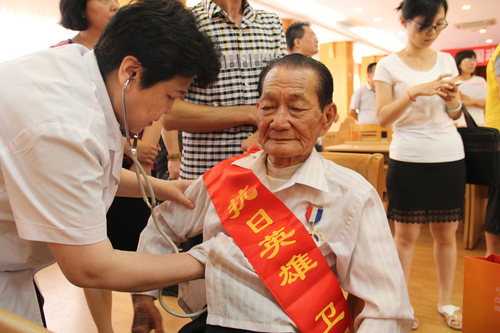 范利（右）委员为老兵看诊2