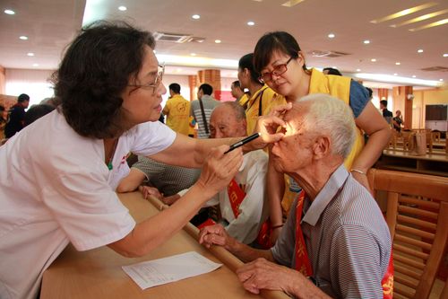 吴海洋（左）委员为老兵看诊