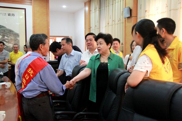 委员们与老兵亲切会面2