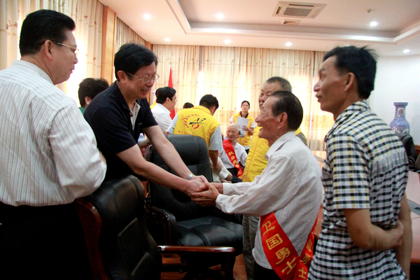 委员们与老兵亲切会面