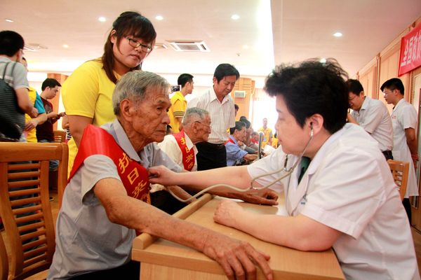 范利（右）委员为老兵看诊