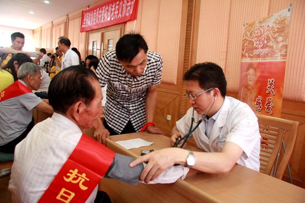 曾龙驿(右）委员为老兵看诊