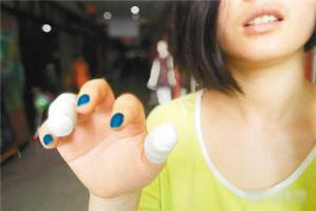 女孩atm输密码遭电击-指甲盖断裂鲜血直流-3