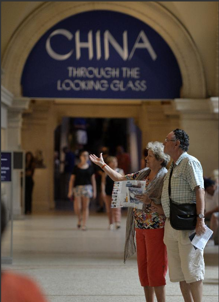 7月28日，两名参观者在美国纽约大都