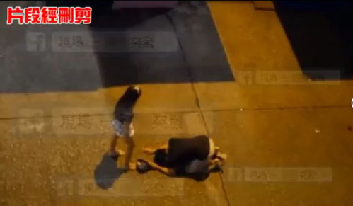 大律师陆伟雄称，即使是一个愿打一个愿捱的情侣关系，出手打人者随时亦要负上刑责，警方有权主动介入，倘事主伤势较重，可由袭击改控伤人罪，最高判刑3年，奉劝时下年轻人不要做出过火行为。