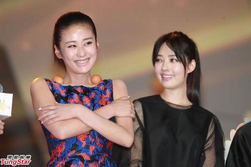 颖儿秀锁骨放鸡蛋。