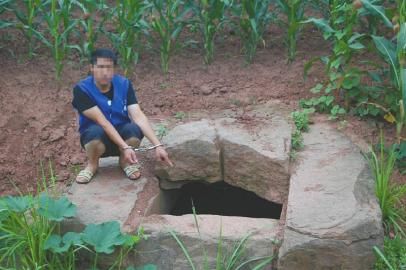 盗墓的刘某某等12人被警方抓获