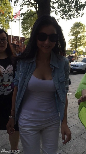 新浪娱乐讯 7月30日，张柏芝现身长沙参与《天天向上》的录制。穿着白色紧身背心的她，尽显凹凸有致的好身材，面对粉丝的镜头，她也是微笑着打招呼，心情很不错。