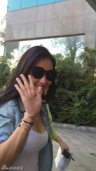 新浪娱乐讯 7月30日，张柏芝现身长沙参与《天天向上》的录制。穿着白色紧身背心的她，尽显凹凸有致的好身材，面对粉丝的镜头，她也是微笑着打招呼，心情很不错。1