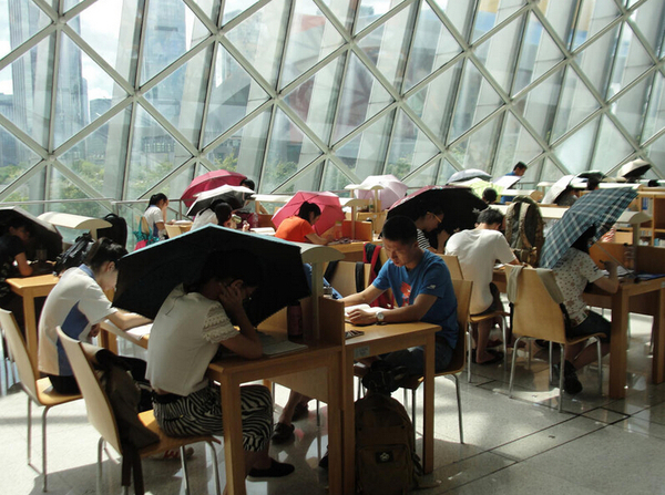 被太阳暴晒的一侧，大家打伞看书。