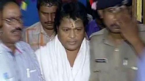 印度“灵性大师”与女大学生开房被拍，引信众愤怒抗1