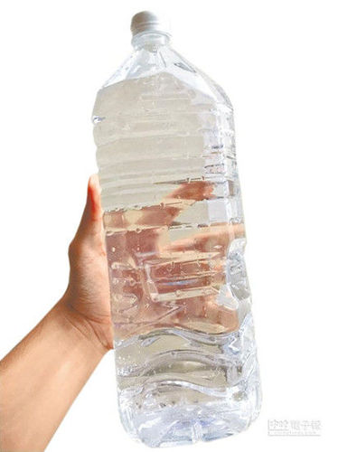 图为“苏迪罗”台风让大台北自来水变黄泥水，自来水处减免3天的水费，最低补偿19元（新台币），被批连一瓶矿泉水都买不起。