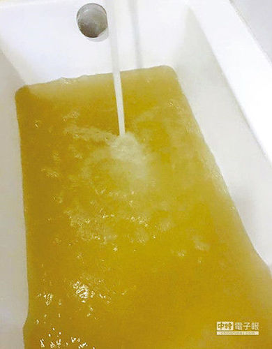 图为台北市议员王鸿薇家中的自来水，呈现黄浊色。