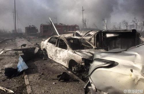 天津滨海新区跃进路上被炸毁的车辆。京华时报 韩天博 潘之望 摄