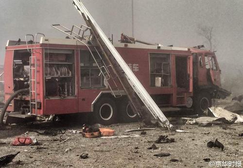 天津滨海新区跃进路上的消防车。京华时报 韩天博 潘之望 摄