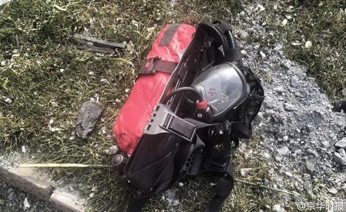 消防员提醒，爆炸可能仍存在，且火场烟雾有毒，无关人员切勿停留。京华时报 韩天博 潘之望 摄