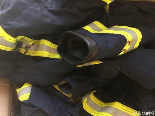 消防员制服上沾有血迹。京华时报 韩天博 潘之望 摄