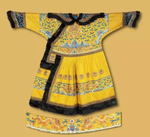 清明黄江绸金龙出凤夹朝袍