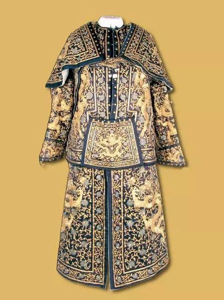 清蓝缎平金龙铜钉棉甲 甲上有金线缝制的龙纹