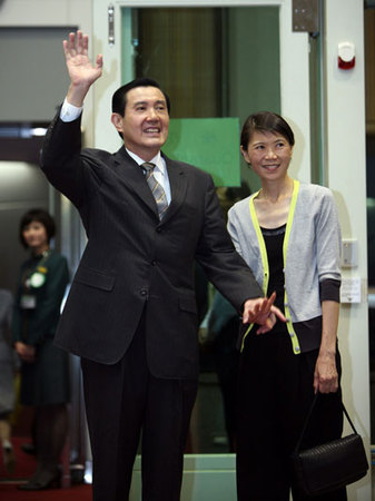 　　马英九夫妇登机前和众人道别。