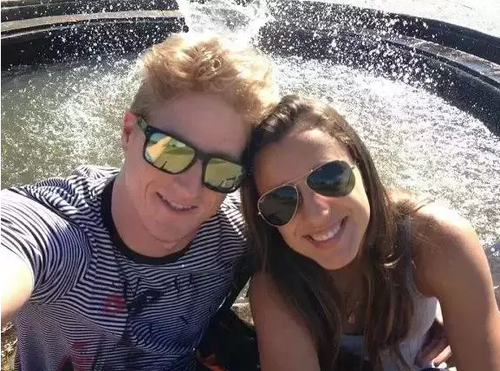 有媒体爆料女星佘诗曼近日醉倒接头被同行男友人又搂又摸。