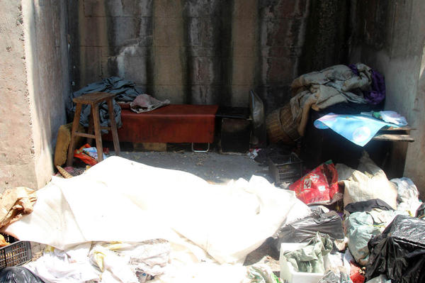 男子穴居桥洞 每天省5块想“像城里人一样买钻戒”2