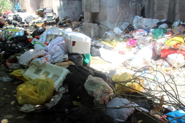 男子穴居桥洞 每天省5块想“像城里人一样买钻戒”3