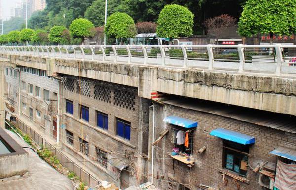 重庆现最牛违建 屋顶与地面相接