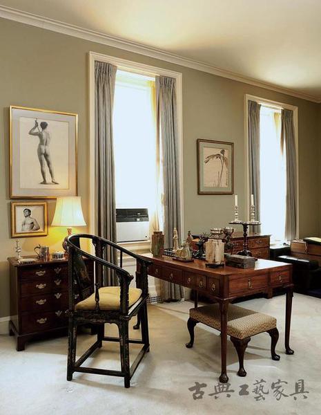 踩着清末从宫廷中流传出来的地毯，你可随意选择一件明代红木椅坐下，而书案上十几件古玉，则可随时把玩。