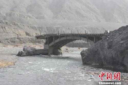 图为乌鲁木齐达坂城区白杨河上的木拱桥。　达坂城区宣传部供图　摄